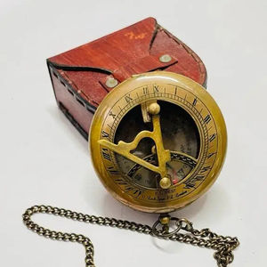 Calvin Handicrafts "Boussole à cadran solaire en laiton avec étui en cuir et chaîne-Boussole à pousser-Vieille - Product Image 1