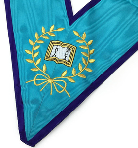 Casquette bleue en polyester brodée en forme de V avec croix et emblèmes symboliques, lavage à la main uniquement - Product Image 3