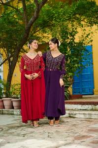 Ensemble de robe brodée avec des perles multicolores en faux fleurs rouges, avec bas et dupatta assortis, cousu - Product Image 2