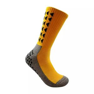Chaussettes de football en coton premium pour hommes avec grip antidérapant pour une stabilité et un confort supérieurs - Product Image 6