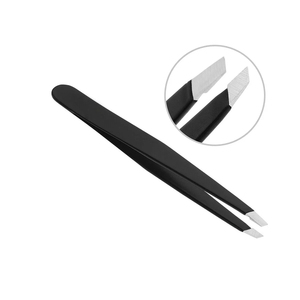 Pinzas de acero inoxidable con punta inclinada de belleza negra mate para el cuidado perfecto de las cejas de Gray Rocks - Product Image 1