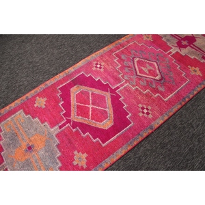 Tapis vintage Herki, tapis turc de 3,2 x 10,9 pieds, tapis géométrique rose - Product Image 3