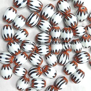 Chevron sur mesure et perles de verre de commerce mixte offrent une riche variété de formes, de tailles et de couleurs. Idéal pour la fabrication de bijoux, - Product Image 6