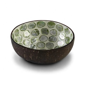Bol en coquille de noix de coco naturelle personnalisé avec incrustation de vadrouille utilisé pour la préparation des aliments fait à la main dans l'usine du Vietnam - Product Image 1