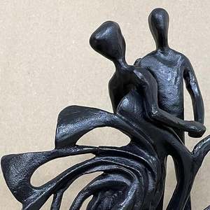 AK Laiton Moderne Métal Artisanat Sculpture De Table Couple Statue en Finition Noire Romantique Salon Décor pour Cadeaux - Product Image 4