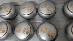 โกศเผาศพสัตว์เลี้ยง พร้อมสลักรอยเท้าสีทอง ผิวสีเงิน |   ผู้ผลิตโถใส่สัตว์เลี้ยงโลหะขายส่ง - Product Image 3