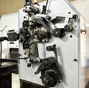 Şemsiye bahar yapma makinesi 0.4mm yan döngü uzatma yayı sarma makinesi - Product Image 1