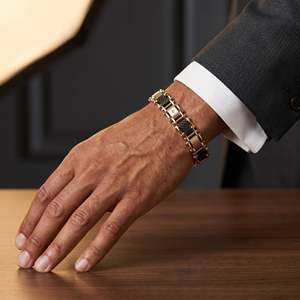 Pulsera de Lujo Industrial con Eslabones, Tono Dorado de Latón, Detalle de Remache Texturizado Oscuro, Joyería Geométrica para Hombre - Product Image 4