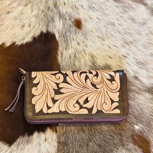 Porta Pasaportes Bohemio de Cuero 100% Genuino para Mujer, con Diseño Floral Tallado a Mano, Cierre Antirrobo, Impermeable y Portátil - Product Image 2
