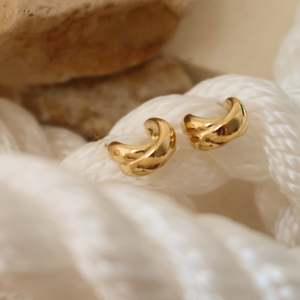 Orecchini a perno leggeri in oro, anti-ossidazione, stile Huggie medio, pezzi di tendenza per lei, idea regalo - Product Image 2