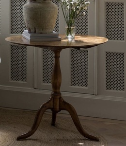 Table d'appoint décorative en bois massif avec attrait antique et détails artisanaux pour des ajouts de salon haut de gamme - Product Image 1