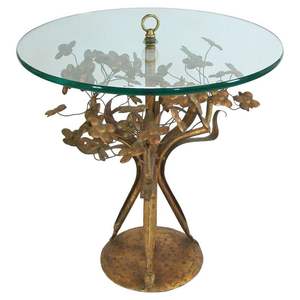 Table basse en aluminium luxueuse avec des motifs floraux faits à la main et un plateau en verre poli fait pour impressionner dans des intérieurs haut de gamme - Product Image 5