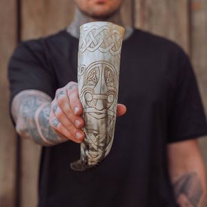 Taza de cerámica de cuerno vikingo festivo hecho a mano para hidromiel y cerveza para fiestas navideñas y alegrías navideñas - Product Image 4