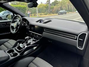 COCHE DE LUJO 2023 Cayenne Turbo S E-Hybrid Coupé, Híbrido Enchufable de 670 hp con Motor V8, Paquete Deportivo Ligero en Fibra de Carbono - Product Image 6