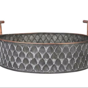 Elegante bandeja de metal ovalada minimalista Una solución de servicio elegante para bebidas, aperitivos y decoración - Product Image 1