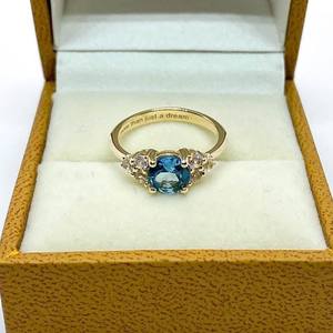 Bague de fiançailles 8mm coupe ronde Aqua Blue CZ en or jaune avec pierres latérales bijoux de promesse classique en gros personnalisé - Product Image 3