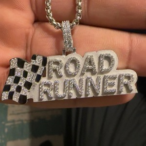 Charme Hip Hop en diamant cultivé en laboratoire VVS plaqué or blanc et argent sterling pour homme entièrement glacé et personnalisé - Product Image 5