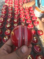 Balle de cricket professionnelle personnalisable en cuir durable prix de gros Options d'entraînement pour l'application de match de ligues