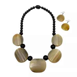 Collar de Cuerno de Búfalo Pulido y Ecológico con Material Orgánico, Grano Natural y Diseño Único - Joyería Moderna Hecha a Mano - Product Image 2