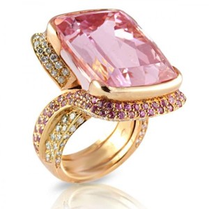 Grande bague au centre de kunzite rose taille émeraude entourée de saphirs roses pavés et de diamants blancs en or jaune 18 carats - Product Image 2