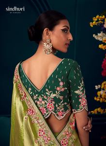Último diseñador Pure Banarasi Kanjivaram Fabric con Heavy Work Border Saree - Product Image 4