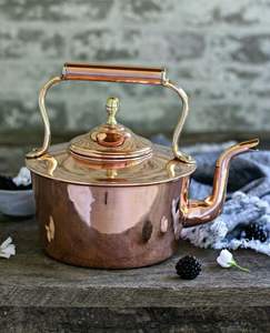 Hervidor de cobre decorativo con atractivo artesanal y acabado liso perfecto para exhibir en estanterías abiertas o uso en encimeras - Product Image 1