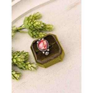 Anillo Ajustable Johnny Dixon con Dalia Rosa y Tecnología de Incrustación en Bisel de Plata de Ley, Regalo - Product Image 4