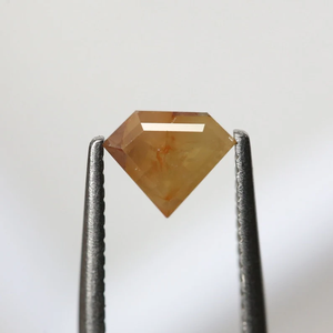 เพชรธรรมชาติทรงเหลี่ยมห้าเหลี่ยมสีเหลืองธรรมชาติ น้ำหนัก 0.83 กะรัต สำหรับทำเครื่องประดับ ได้รับการรับรองคุณภาพการเจียระไนเป็นระดับ Very Good  หายาก ยี่ห้อ RARE DIAMOND - Product Image 3
