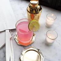 Lot de 4 sous-verres en métal hexagone plaqué or Vaisselle de bar polyvalente Décoration de table élégante Fabriquée en Inde