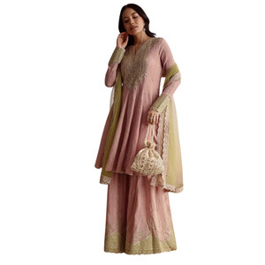 Costume Sharara en tissu rose clair avec paillettes Zari pour réception festive de fête de mariage et occasions culturelles traditionnelles - Product Image 2