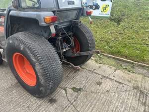 รถแทรกเตอร์คูโบต้า L3300 35 แรงม้า ขนาดกะทัดรัด ขับเคลื่อน 4 ล้อ พร้อม PTO ด้านหลังมาตรฐานอังกฤษ ใหม่ สำหรับใช้งานในฟาร์ม - Product Image 2