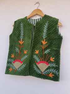 Chaleco de terciopelo Suzani estilo bohemio para mujer, chaleco turco sin mangas con bordado floral a mano, regalo para ella, chaleco étnico sin mangas. - Product Image 2