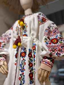 Robe de mariée ukrainienne en lin blanc avec broderie traditionnelle Style Boho Cadeau parfait pour sa fille ou sa mariée - Product Image 5