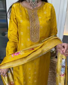 Ensemble Kurti et Bas en Tissu Soie J-Card Viscose Lourde Jaune, Coupe Droite Légère avec Bordure Fantaisie et Dupatta pour Adulte - Product Image 2