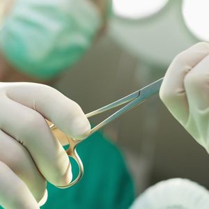 Tijera quirúrgica de alta calidad, borde afilado, acabado opaco, tijeras de vestir operativas, tijera de corte de puntada de acero - Product Image 5