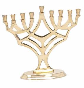 Ménorah rustique dorée artisanale avec des détails artisanaux pour une décoration élégante et une présentation festive de l'éclairage des bougies - Product Image 3