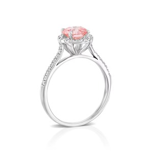 Anillo de Compromiso con Diamante Cultivado en Laboratorio de Corte Redondo de 4.50 Quilates, Color Rosa Intenso, Engaste de Puntas con Pavé y Piedras Laterales, Oro Blanco de 18K - Product Image 1