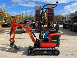 Miniexcavadora Kubota U10-5 tipo oruga, color rojo, con accesorio rompedor de rocas Daemo B50, precio asequible, en venta. - Product Image 5