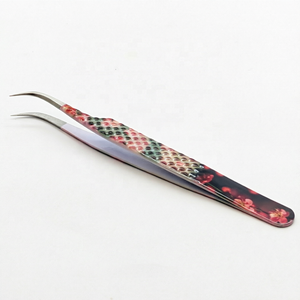 Pinzas de Precisión para Pestañas de Acero Inoxidable con Diseño Floral y Punta Suave - Product Image 1
