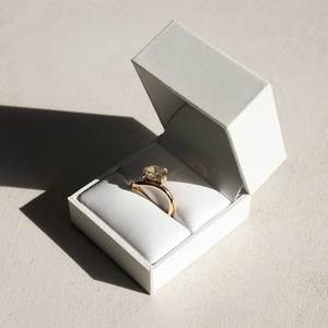 Bague de fiançailles et de mariage solitaire en or jaune avec diamant ovale de laboratoire East West de 1,50 ct, plaqué rhodium - Product Image 3