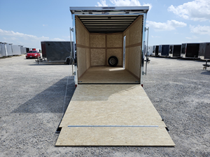 Remorque de transport fermée ENCLOSSE CARGO TRAILER Livraison gratuite 7x16 à nez en V, avec essieux de 3500 lb, freins électriques, et packs Blackout et Spoiler - Product Image 5