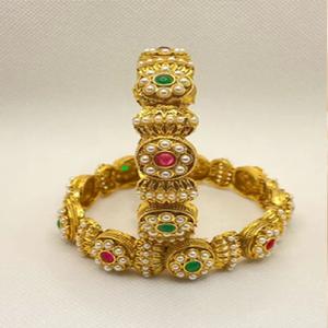 Bracelets traditionnels en laiton avec placage d'or complexe et ornements en pierre de couleur rubis, disponibles au prix de gros. - Product Image 3