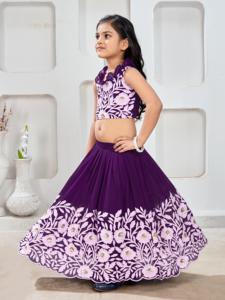 Conjunto de Lehenga Choli Morado Bordado para Niñas de Shoryam Fashion Boutique, Corte Regular, Largo hasta el Suelo, Borde Festoneado, Diseño de Fiesta - Product Image 5
