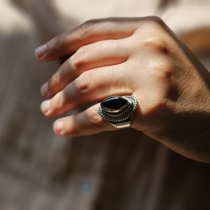 แหวนเงินอัญมณีสีดำนิลดีไซน์แบบเนปาลสำหรับงานแต่งงานหรืองานครบรอบ - Product Image 2
