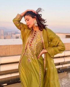 Haute qualité lourd Chinon soie costume haut de gamme Sharara Collection broderie conception travail pour femmes fête porter indien pakistanais - Product Image 4