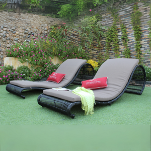 Chaise longue d'extérieur élégante en forme d'arc pour des espaces de jardin élégants et une relaxation confortable au bord de la piscine - Product Image 1