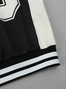 2025 Style streetwear à capuche femmes sweats avec impression de chiffres audacieux et manches contrastées pour décontracté Chic sweats à capuche pour femme - Product Image 3