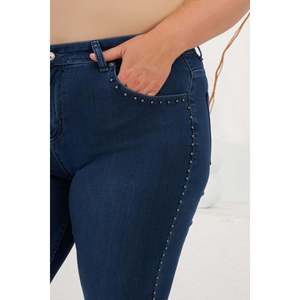 Jeans bleus grande taille avec détails en pierres sur les côtés (style jambe espagnole) - Product Image 4