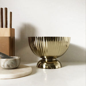 Grand bol à fleurs en métal sur piédestal, finition dorée antique, durable, fait main, décoration de mariage et de jardin, disponible en gros - Product Image 6