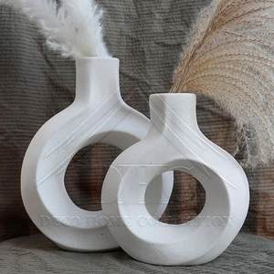 Vase à fleurs en métal fabriqué à la main avec des détails géométriques et des finitions haut de gamme pour des accents de maison élégants - Product Image 4